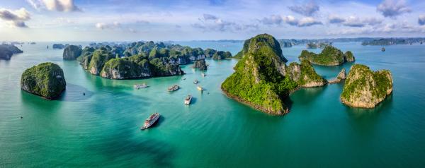 Bild 1 von 4: Die Bucht von Halong ist weltbekannt für ihre fast 2.000 malerischen Kalkstein-Inseln.