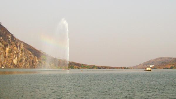 Bild 1 von 2: Der Nyos-See befindet sich in einem Vulkankrater im Oku-Vulkangebiet in Kamerun. Nach dem Unglück im Jahr 1986 installierten Ingenieure ein Rohrsystem, um das Gas aus dem See abzuleiten.