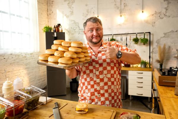 Bild 1 von 13: Burger für jeden und zu jederzeit. Produktentwickler Sebastian Lege zeigt, wie aus einfachen Produkten industrielle Burger King Burger werden.