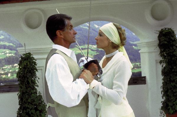 Bild 1 von 15: Karl von Ostenberg (George Hamilton, l.) und seine Geliebte Elsa Hellerstadt (Katja Riemann, r.) stehen sich in punkto Skrupellosigkeit in nichts nach ...