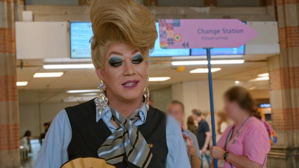 Bild 1 von 11: Train driver Richard is pictured in a close-up portrait as drag queen Ruxy Bonaparte Amsterdam, Netherlands (National Geographic)