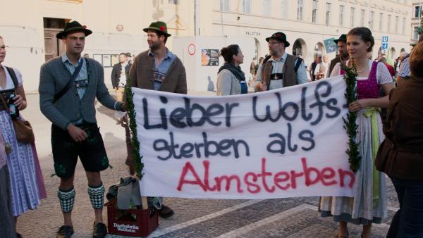 Bild 1 von 5: Eine Demonstration in Österreich für die Bejagung von Wölfen.