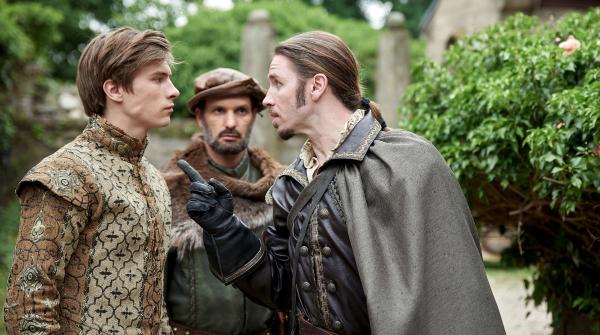 Bild 1 von 10: Prinz Falk (Gil Ofarim, rechts) verbietet Prinz Lennard (Gustav Schmidt, links) unter den Augen von Jäger Baldur (Luca Zamperoni) das Wasser des Lebens zu suchen.