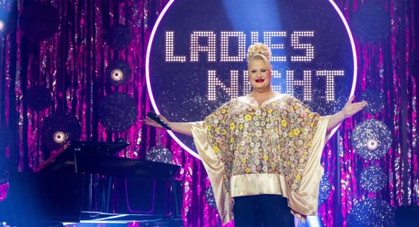 Bild 1 von 2: Gastgeberin Daphne de Luxe