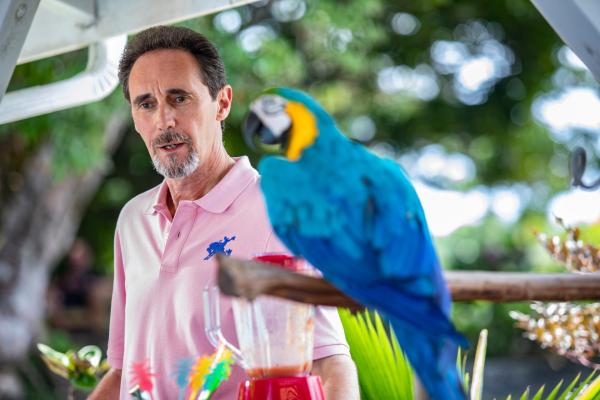 Bild 1 von 3: Ray (Guy Henry), Marlons ehemaliger Chef, mit dem er seit Jahren keinen Kontakt hatte, ruft ihn unerwartet an. Verzweifelt bittet er Marlon um Hilfe und kurz darauf ist er plötzlich tot. Doch warum meldete er sich ausgerechnet bei Marlon?