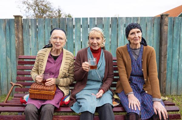 Bild 1 von 3: Die Rentnerinnen Resl (Erika Mottl), Baba (Erika Deutinger) und Hilda (Linde Prelog, v.l.) versorgen Inspektor Sifkovits mit Insiderwissen über die Dorfgemeinschaft.