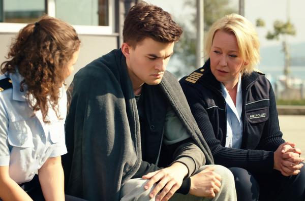 Bild 1 von 1: Die Kommissare Julia Demler (Wendy Güntensperger, links) und Nele Fehrenbach (Floriane Daniel, rechts) befragen Lukas Kerner (Patrick Mölleken) zum Bootsunfall.