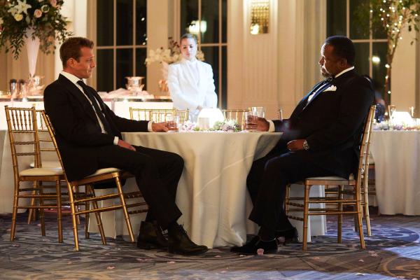 Bild 1 von 3: Die neu fusionierte Kanzlei steht vor großen Herausforderungen: Harvey (Gabriel Macht, l.) und Robert (Wendell Pierce) erkennen, dass die Interessen ihrer jeweiligen Mandanten im Konflikt zueinander stehen.