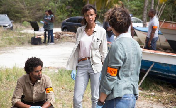 Bild 1 von 3: Mélissa Sainte-Rose (Sonia Rolland, M.), Gaëlle Crivelli (Béatrice de la Boulaye, r.) und Aurélien Charlery (Julien Béramis, l.) bilden das Ermittlerteam. Es wird eine weitere Frauenleiche am Strand gefunden.