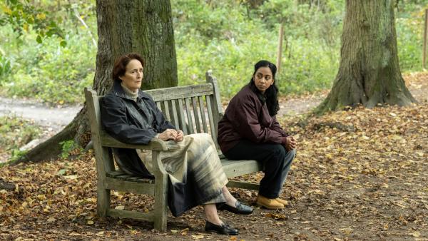 Bild 1 von 5: Carolyn (Fiona Shaw, l.) trifft Pam (Anjana Vasan, r.) in einem friedlichen Wald. Jedoch hat Pam ihr eine traurige Botschaft zu überbringen.