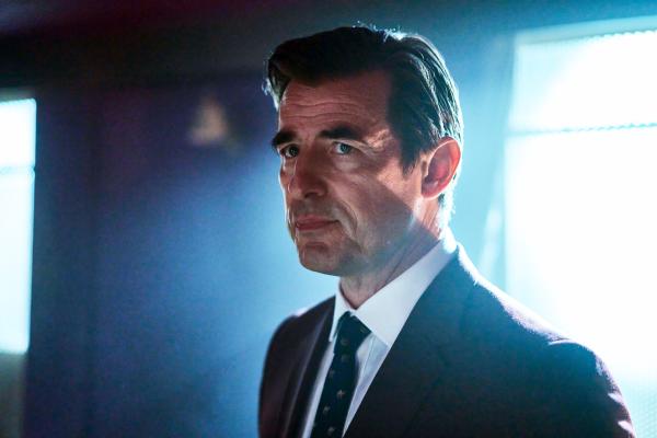 Bild 1 von 4: Der Dean (Claes Bang) versteht keinen Spaß, wenn es ums Geschäft geht.