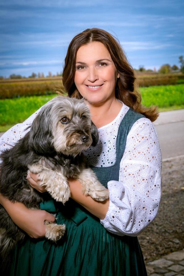 Bild 1 von 20: Im Bild: Barbara Karlich mit Hündin \
