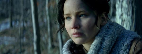 Bild 1 von 22: Überall und immer wieder überfallen Katniss (Jennifer Lawrence) schreckliche Alpträume, die ihren Ursprung in den Hungerspielen haben. Da erfährt sie, dass Präsident Snow die diesjährigen Spiele erneut mit ihr und Peeta bestreiten will ...