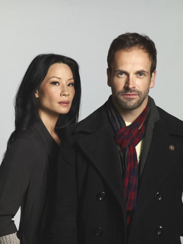 Bild 1 von 19: (2. Staffel) - Mit hervorragender Auffassungsgabe versucht Sherlock Holmes (Jonny Lee Miller, r.) neue Kriminalfälle zu lösen. Unterstützt wird er von seiner \