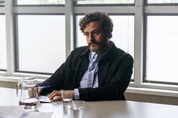 Bild 1 von 9: Inspector Castells (Isak Férriz) ist der Verbindungsmann der spanischen Polizei zur Britischen Botschaft.  Auch der Todesfall Jay Sutherland liegt in seinen Händen.
