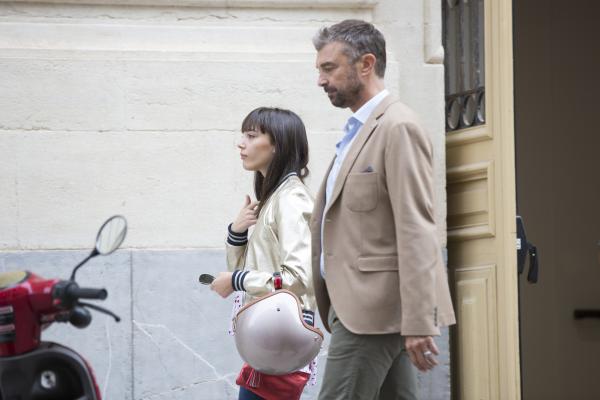 Bild 1 von 13: Emma Renoir (Clara Antoons, l.); Simon Ferrer (Jean-Pierre Michael, r.)