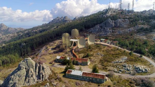 Bild 1 von 2: Auf dem Granitmassiv des Monte Limbara befindet sich eine Ansammlung riesiger Antennen, die in alle Richtungen zeigen.