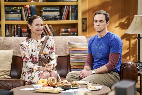 Bild 1 von 15: Sheldon (Jim Parsons, r.) ist entsetzt: Hat seine Mutter (Laurie Metcalf, l.) tatsächliche eine Nacht mit Leonards Vater verbracht?