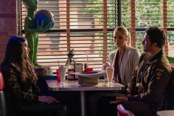 Bild 1 von 4: (v.l.n.r.) Liz Ortecho (Jeanine Mason); Isobel Evans (Lily Cowles); Max Evans (Nathan Dean)