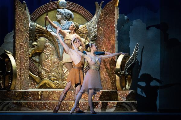 Bild 1 von 3: Manuel Legries? Neuinterpretation der ?Sylvia? besticht durch eine Mischung aus klassischem und zeitgenössischem Tanz.