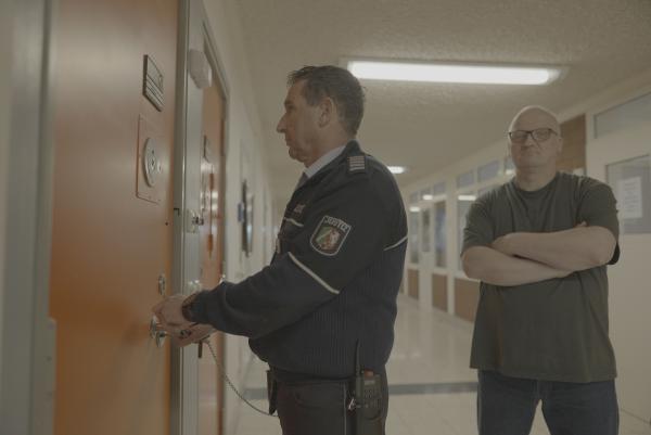 Bild 1 von 2: Für Uwe H. heißt es tagaus, tagein am Abend Einschluss.