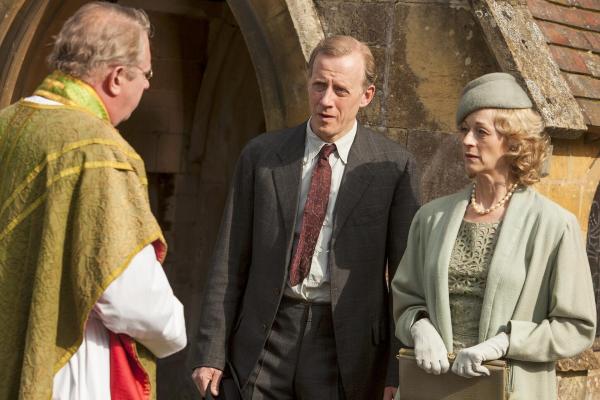 Bild 1 von 16: Im Bild (v.li.): Mark Williams (Father Brown), Andrew Havill (Victor McKinley), Lizzy McInnerny (Charlotte McKinley).