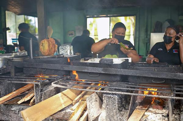 Bild 1 von 8: Ein für Puerto Rico typischer Imbiss, direkt am Strand: Verkauft werden Alcapurria, eine karibische Spezialität, die in den Blättern der Strandtraube geformt wird.
