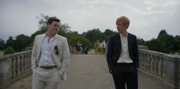 Bild 1 von 3: Jack (Domhnall Gleeson, r.) trifft auf Danny (Tommy McDonnell, l.), den Bräutigam von Alice - doch anstatt Groll zu hegen, reagiert er überraschend verständnisvoll.