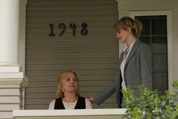 Bild 1 von 13: Die Wahrheit ist nicht leicht zu ertragen: Det. Lilly Rush (Kathryn Morris, r.) versucht, Carol (Lee Garlington, l.) zu beruhigen ...