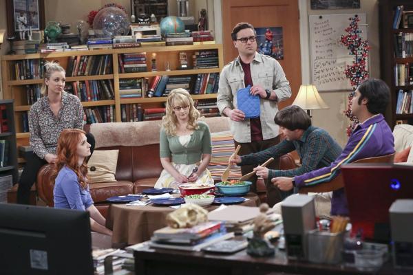 Bild 1 von 14: Beschließen ohne Sheldon nach Las Vegas zu fahren, um mal etwas Dampf abzulassen, weil er sich in letzter Zeit sehr garstig zu ihnen verhalten hat: Penny (Kaley Cuoco, l.), Emily (Laura Spencer, 2.v.l.), Bernadette (Melissa Rauch, 3.v.l.), Leonard (Johnny Galecki, 3.v.r.), Howard (Simon Helberg, 2.v.r.) und Raj (Kunal Nayyar, r.) ...