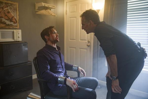 Bild 1 von 11: Selbstjustiz oder taktische Emittlung: Special Agent Pride (Scott Bakula, r.) entführt den zwilichtigen Carsen Donner (Austin Cauldwell, l.), um von ihm zu erfahren, wo sie Lorettas Sohn Danny versteckt halten.