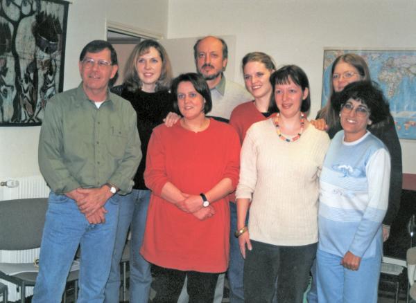 Bild 1 von 8: Alle acht Entwicklungshelfer wurden nach ihrer Befreiung am 15. November 2001 direkt in die deutsche Botschaft nach Islamabad gebracht. Dort wurden sie medizinisch versorgt. Zudem fanden erste Gespräche, auch mit Regierungsvertretern, sowie eine Pressekonferenz statt. Von links: Peter Bunch, Dayna Curry, Margrit Stebner, Georg Taubmann, Heather Mercer, Silke Vopel, Katrin Jelinek, Diana Thomas.