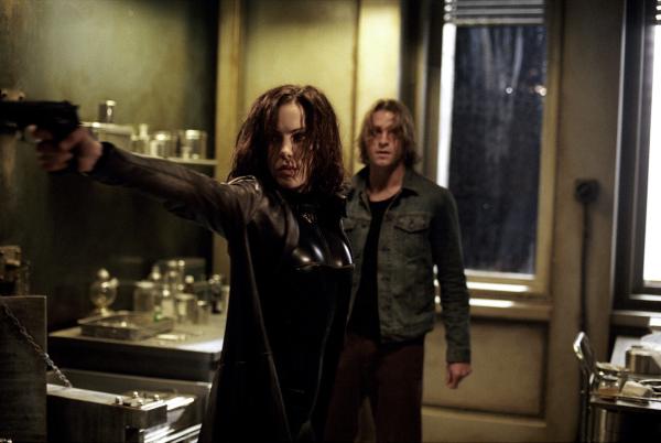 Bild 1 von 3: Selene (Kate Beckinsale) verteidigt Michael (Scott Speedman), da er für die Lykaner wichtig ist.