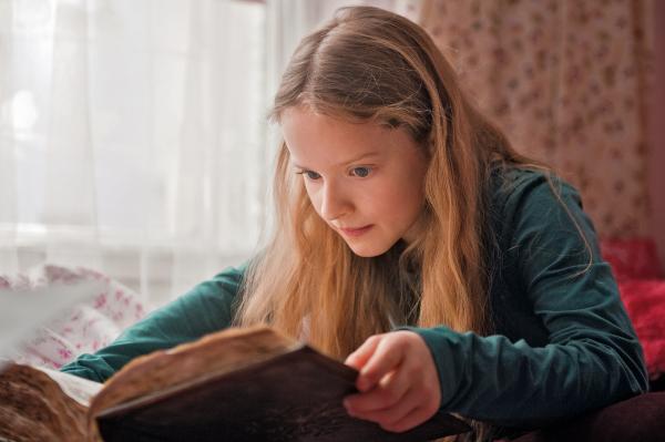 Bild 1 von 4: Paule (Chloé Heinrich) liest in dem geheimnisvollen Weihnachtsbuch und erfährt von der Wahl eines neuen Weihnachtsmanns.