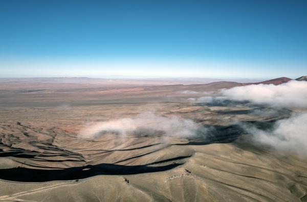 Bild 1 von 2: Der Camanchaca-Nebel entsteht an der Pazifikküsten Chiles und Perus und ermöglicht Leben in der extrem trockenen Atacama-Wüste.