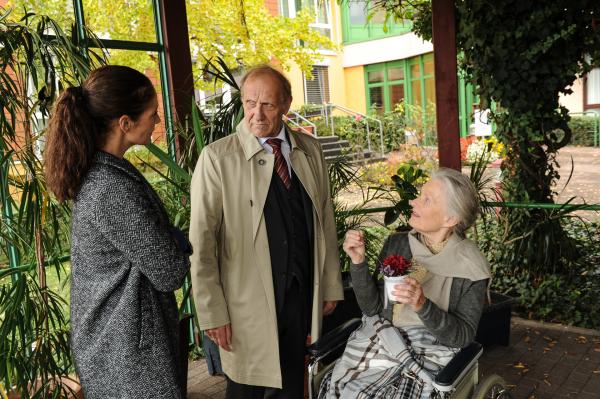 Bild 1 von 5: Katja Diefenbach (Kerstin de Ahna, r.) wird von Selma Kirsch (Yve Burbach, l.) und Michael Kaiser (Karl Kranzkowski, M.) befragt. Die Kommissare hoffen, dass sie ihnen mehr zu Helbigs Raubüberfall vor 18 Jahren sagen kann.