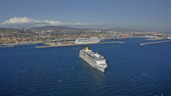 Bild 1 von 4: Marseille in Südfrankreich: Ein Kreuzfahrtschiff verlässt den Hafen für die nächste große Reise.