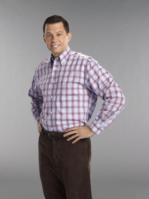 Bild 1 von 19: (9. Staffel) - Tollpatschig, schüchtern, hat gerne alles unter Kontrolle, und sein Erfolg bei Frauen lässt auch sehr zu wünschen übrig: Alan Harper (Jon Cryer) ...