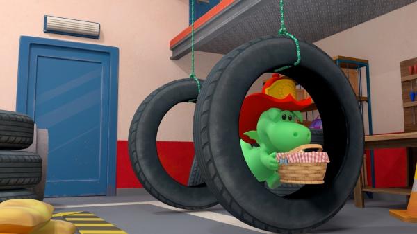 Bild 1 von 4: Nichts kann Grisu bei der Feuerwehrübung aufhalten - weiter so, Grisu!