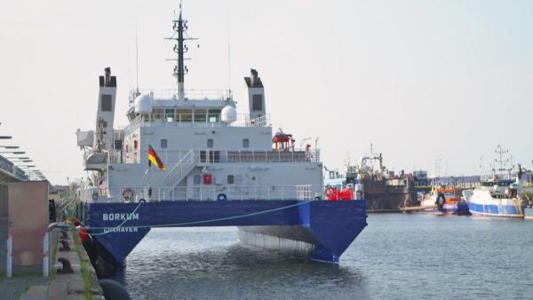 Bild 1 von 2: Im Jahr 2010 wurde die Borkum als Flaggschiff des Wasserzolls in Dienst gestellt.