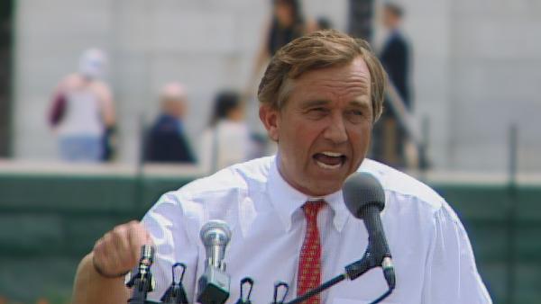 Bild 1 von 8: 2005 veröffentlicht Robert F. Kennedy Jr. einen Artikel mit zahlreichen unbelegten Behauptungen über Impfstoffe, der massive Kritik auslöst.