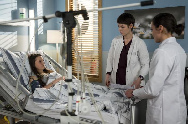 Bild 1 von 7: (v.l.n.r.) Luise Wilken (Klara Eham); Theresa Koshka (Katharina Nesytowa); Rebecca Krieger (Milena Straube)