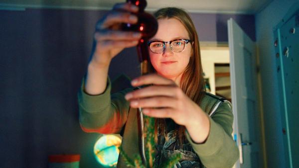 Bild 1 von 5: Floor´s (Bobbie Mulder) Plan hat funktioniert, sie hat einen eigenen Weihnachtsbaum in ihrem Zimmer.
© NDR/NL Film/Maurice Trouwborst - Honorarfreie Verwendung gemäß AGB im redaktionellen Zusammenhang mit genannter Sendung bei Nennung \