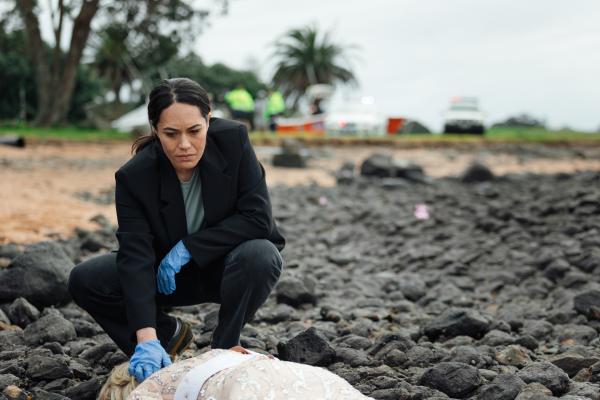 Bild 1 von 5: Großalarm im beschaulichen Waitote: Am Strand werden fünf leblose Frauenkörper entdeckt! DC Mihi Renata (Roimata Fox) ist als eine der ersten am Einsatzort - und stellt fest: Die Damen, unter ihnen Rebecca (Holley Shervey, liegend) sind allesamt noch am Leben!