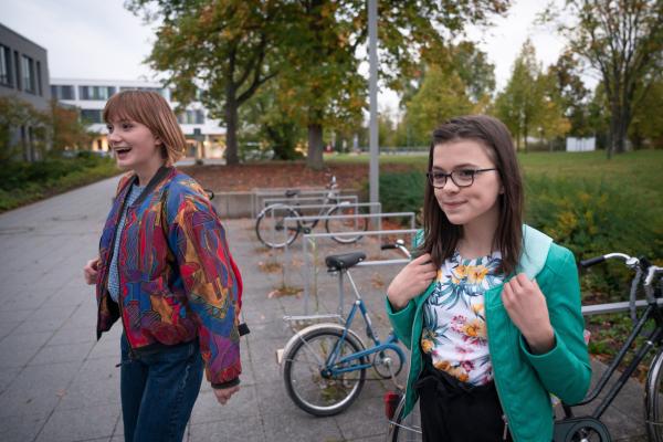 Bild 1 von 7: Rosa (Karlotta Hasselbach, mit Carla Hüttermann, li.) sieht endlich eine Chance auch im Modul aufgenommen zu werden.