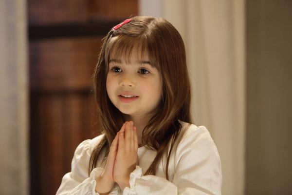 Bild 1 von 6: In diesem bezaubernden Weihnachtsabenteuer über Freundschaft, Mut und die Bedeutung von Weihnachten erobert ein kleiner fl auschiger Welpe die kleinen und großen Hundefreunde im Sturm. Santa Pfotes großes Weihnachtsabenteuer erzählt wie Santa Claus und der süße Santa Pfote gemeinsam Weihnachten retten und dabei zu echten Freunden werden. Als die beiden entdecken, dass die Jungen und Mädchen auf der Erde den Glauben an Weihnachten verloren haben, machen sie sich schnurstracks auf den Weg nach New York City. Doch dann verliert Santa Claus sein Gedächtnis und verirrt sich in der großen Stadt. Zusammen mit dem Waisenkind Quinn, dem Jungen Will und einer Gruppe sprechender Hunde stürzt sich Santa Pfote in ein turbulentes Abenteuer, um seinen neuen Freund Santa Claus und das Weihnachtsfest zu retten.