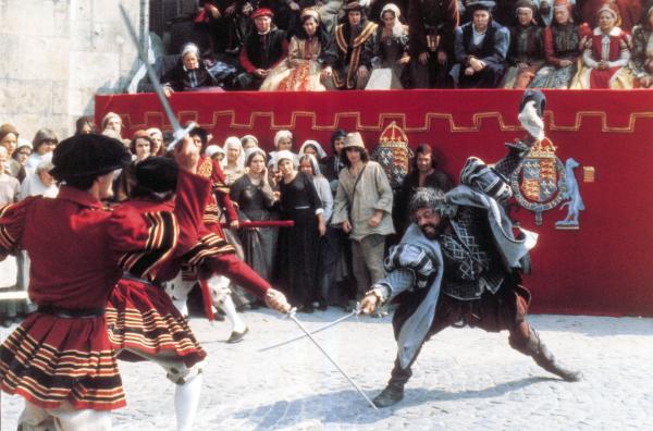 Bild 1 von 4: Miles (Oliver Reed, re.) provoziert die Wache und macht für Prinz Edward den Weg zu seiner Krönung frei.