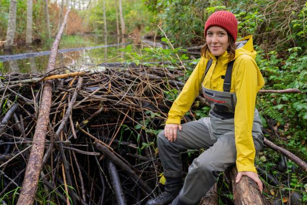 Bild 1 von 10: Forschende haben herausgefunden, dass Biberdämme die Ausbreitung von Waldbränden verhindern können. Hannah Emde am Biberdamm am Campbell River, British Columbia.
