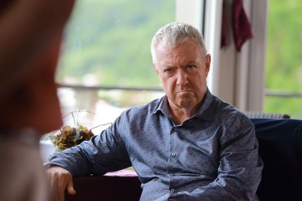 Bild 1 von 3: Hugh Davenport (John Sessions) der Vorsitzende des Jachtclubs und Veranstalter der Auktion wird verdächtigt, den Mord begangen zu haben. Die Ermittler vernehmen ihn.