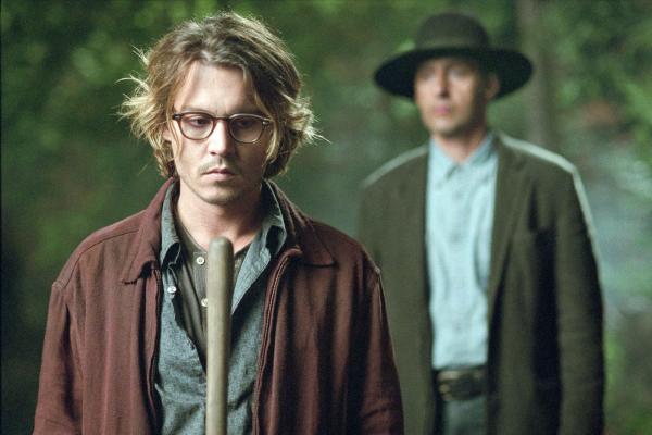 Bild 1 von 18: Schon bald muss sich Mort (Johnny Depp, l.) fragen, ob Shooter (John Turturro, r.) lediglich ein Wahnsinniger ist, der Amok läuft, oder ob jemand anderes hinter den mysteriösen Unfällen steckt...